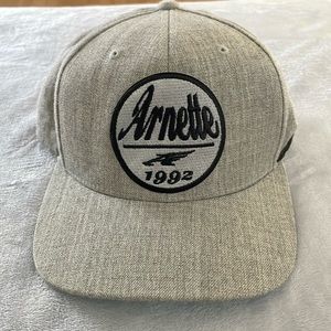 Armette hat light grey heather snap back